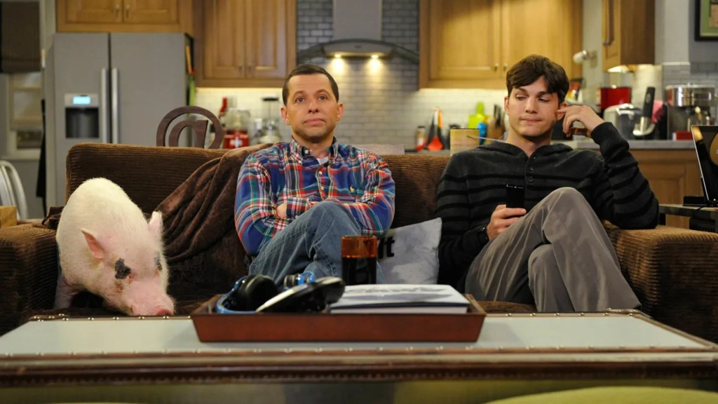 Alan and Walden sitting with a pig in Two and a Half Men
