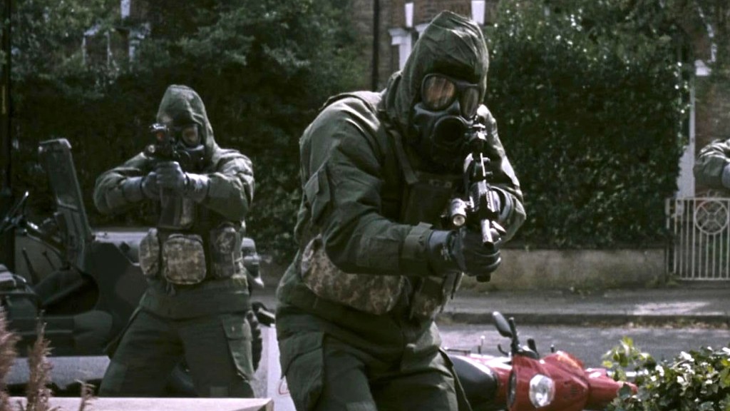 Soldiers holding rifles and wearing gas masks in 28 Weeks Later
