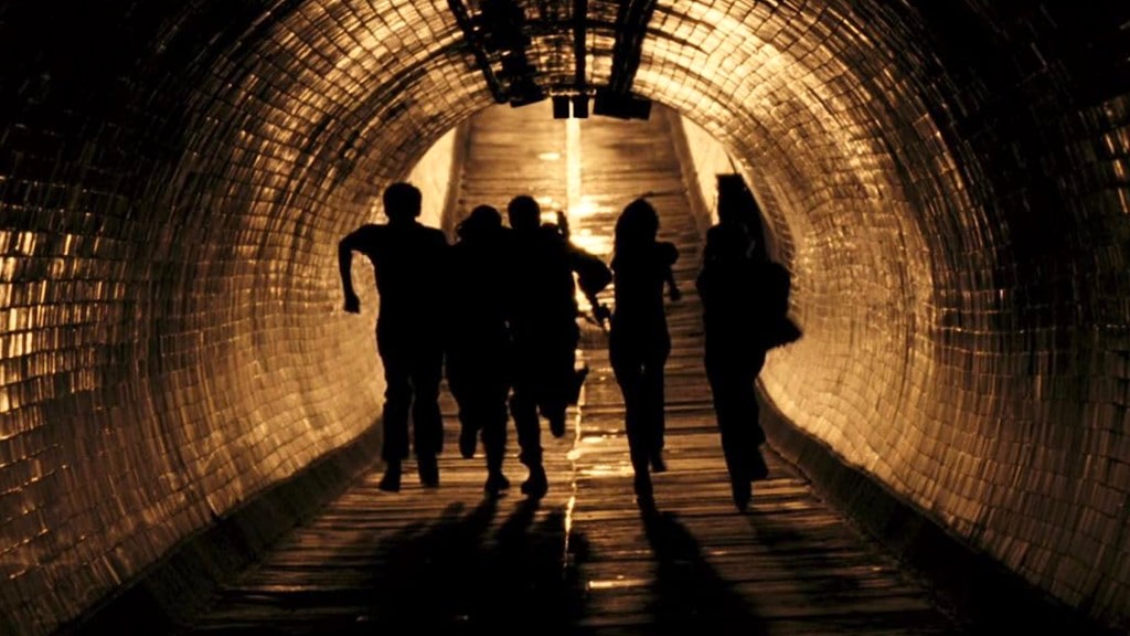People running through dark tunnel in 28 Weeks Later