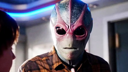 Alan Tudyk as Harry in Resident Alien
