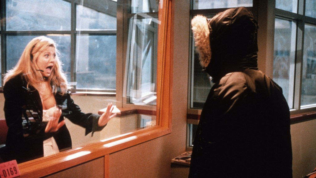 Tara Reid screaming when faced with a hooded figure in Urban Legend (1998)