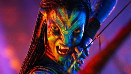 Neytiri bearing her teeth in Avatar Fire and Ash
