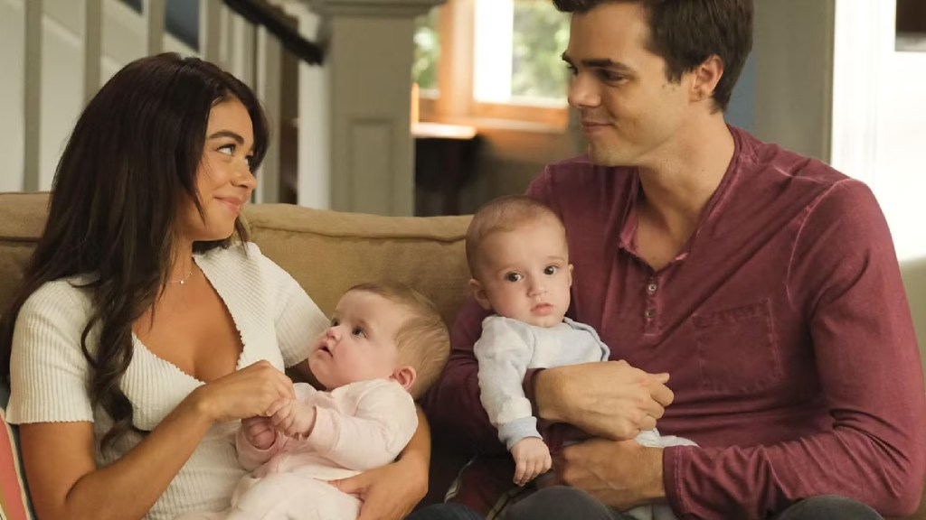 Hayley and Dylan with their twin babies in Modern Family