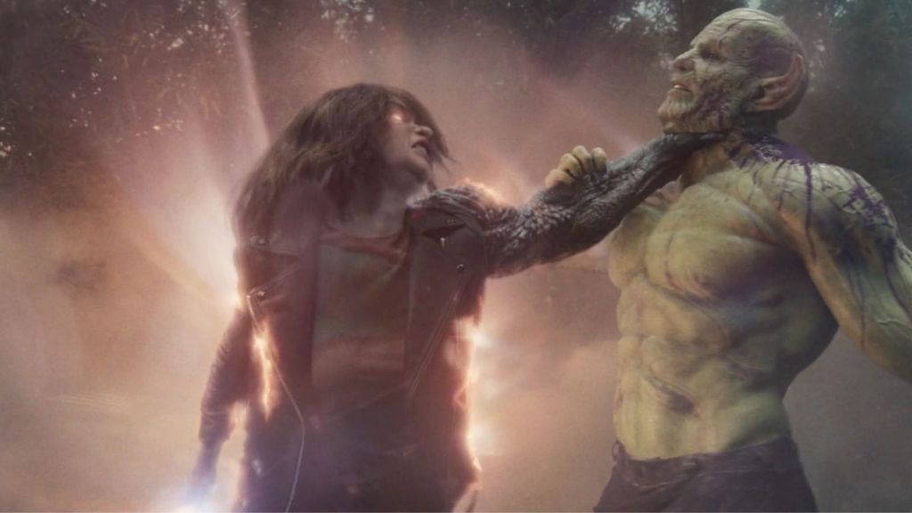 G'iah holding up Gravik in Secret Invasion.