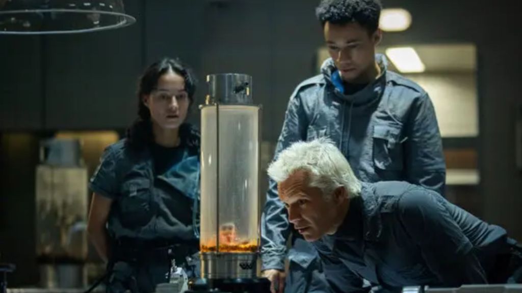 Kirsh and the hybrids looking at an alien in Alien: Earth.
