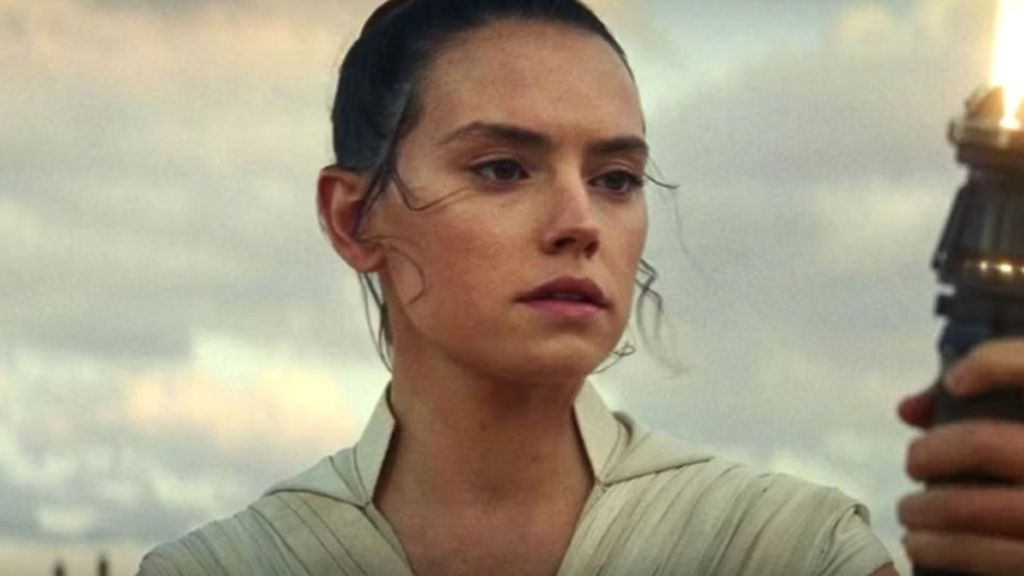Rey Skywalker holding her yellow lightsaber in Star Wars: The Rise of Skywalker.