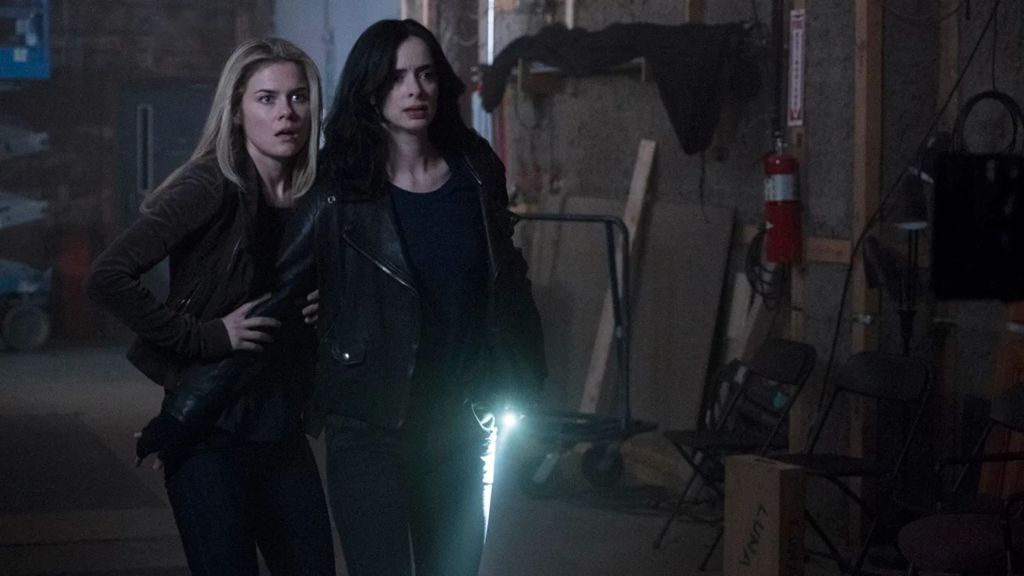 Jessica Jones (Krysten Ritter) and Trish Walker (Rachael Taylor) in Jessica Jones