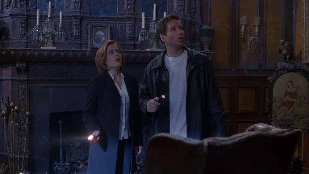 Scully and Mulder in "How the Ghosts Stole Christmas"