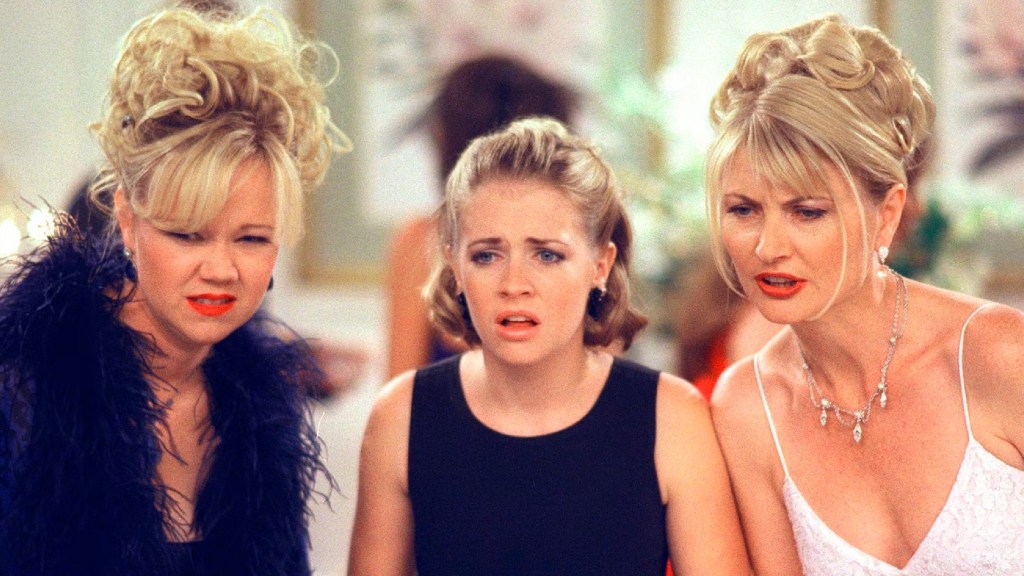 Melissa Joan Hart as Sabrina with her aunts in Sabrina the Teenage Witch