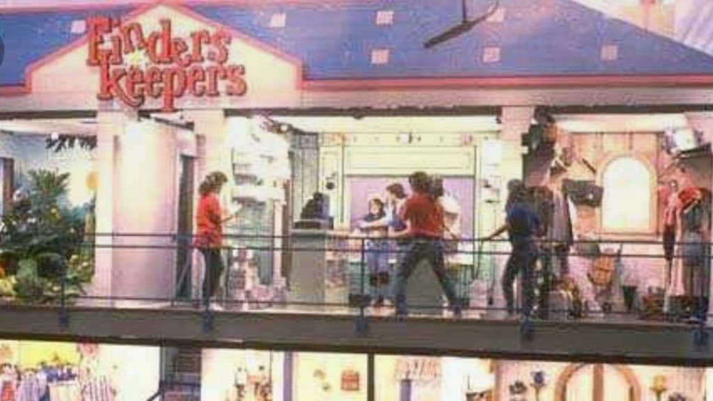 A b unch of kids play the final round in Finders Keepers on Nickelodeon