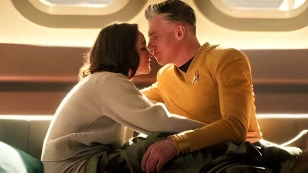 Pike and Maria kissing in Strange New Worlds