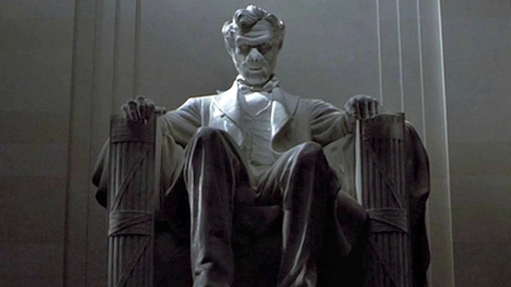 The ape Abraham Lincoln statue at the end of Planet of the Apes (2001)