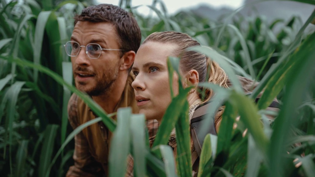 Jonathan Bailey and Scarlett Johansson in Jurassic World Rebirth