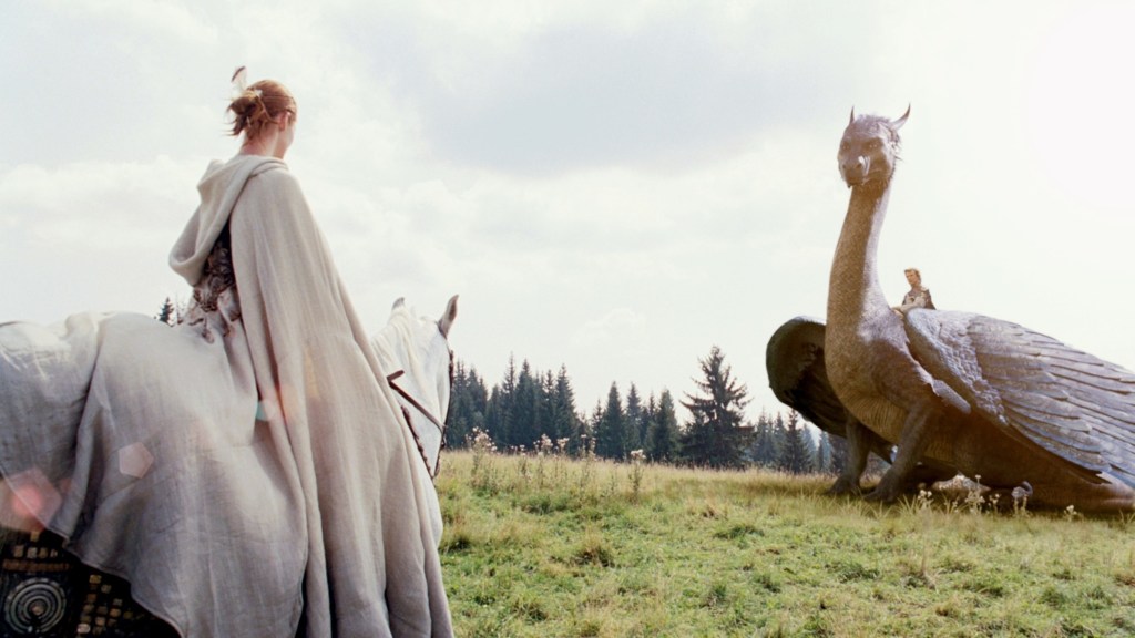 Eragon on Saphira staring down Arya Dröttningu on a horse in Eragon movie