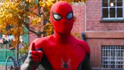 Spider-Man pointing at Doctor Strange in Spider-Man No Way Home