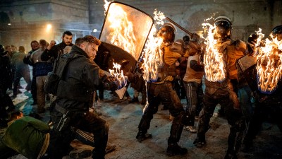 Tyler Rake (Chris Hemsworth) fighting in Extraction 2