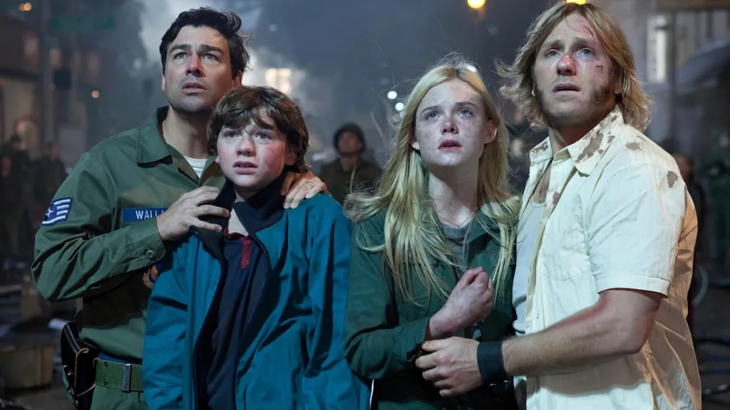 Joel Courtney, Elle Fanning, Kyle Chandler, and Ron Eldard in Super 8