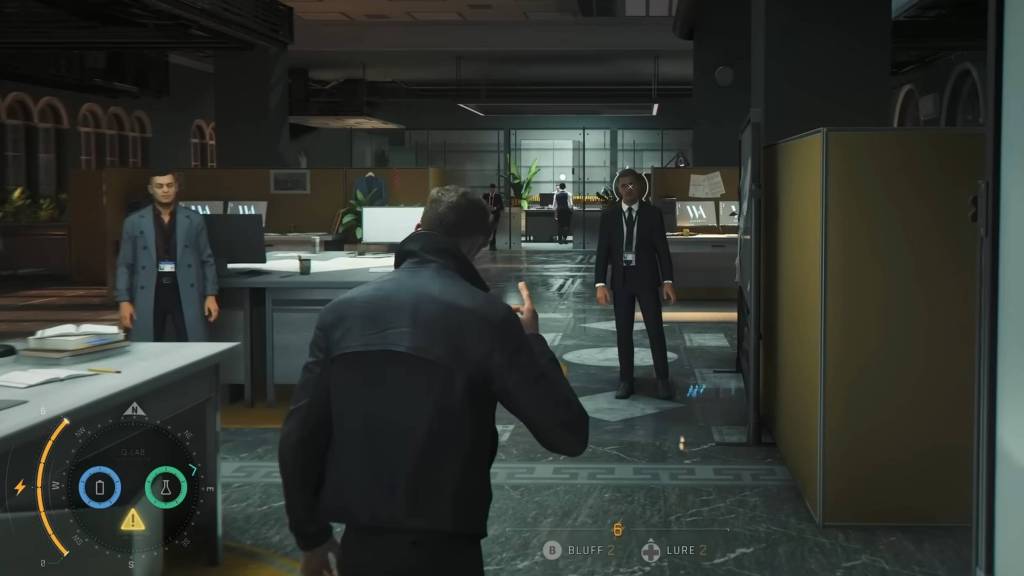 James Bond em 007 First Light blefando para um inimigo