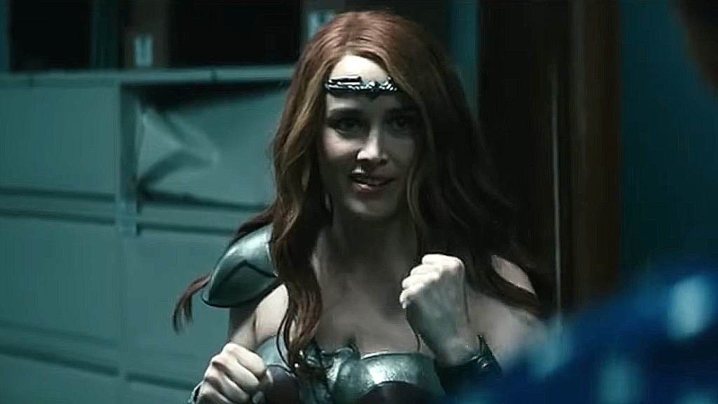 Maeve com os punhos erguidos, sorrindo, no final da 3ª temporada de The Boys