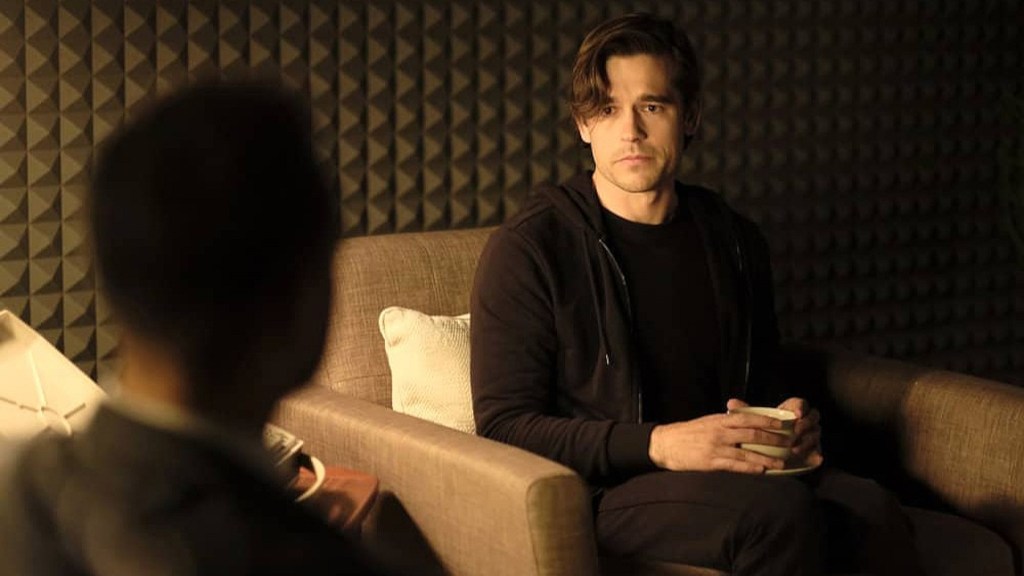 Quentin sentado em The Magicians, Temporada 4, Episódio 13