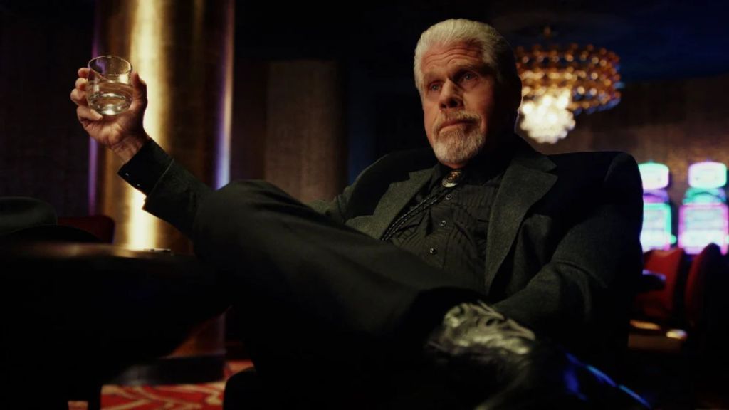 Cena do episódio The Hook de Poker Face