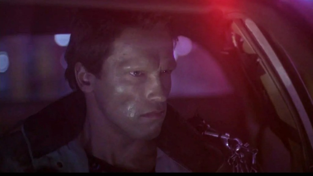 Arnold Schwarzenegger como o T-800 sem sobrancelhas em O Exterminador do Futuro