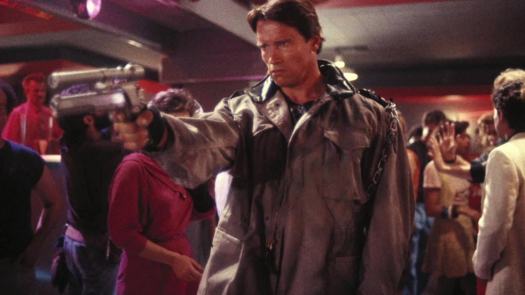Arnold Schwarzenegger como o T-800 em uma boate em O Exterminador do Futuro