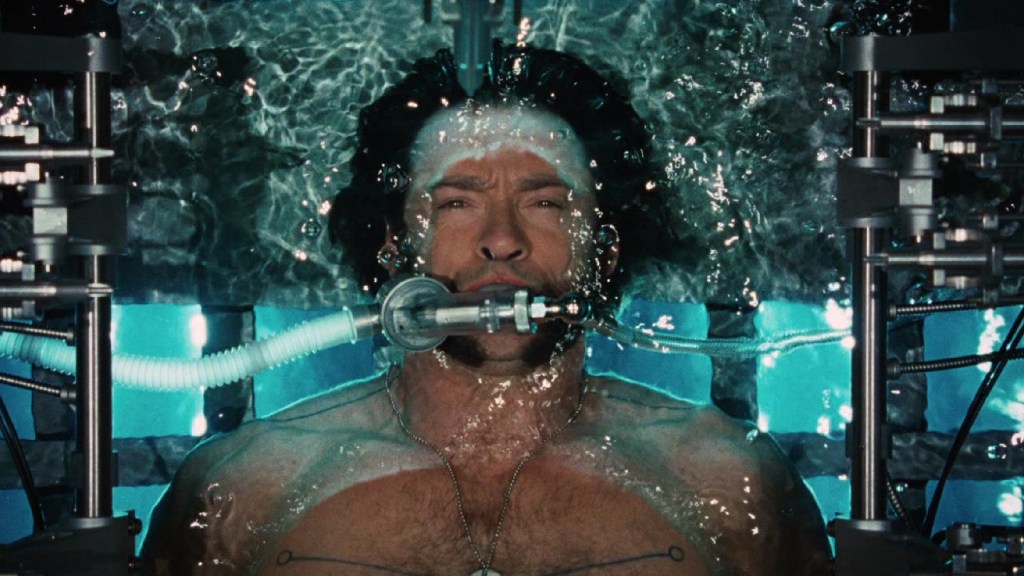 Logan passando pelo procedimento de reforço de seu esqueleto com adamantium em X-Men Origens: Wolverine (2009)