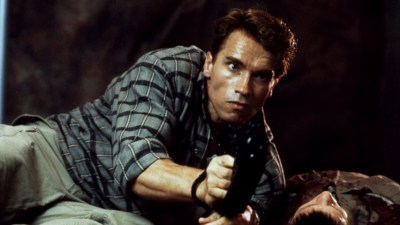 Arnold Schwarzenegger aims a gun in Total Recall