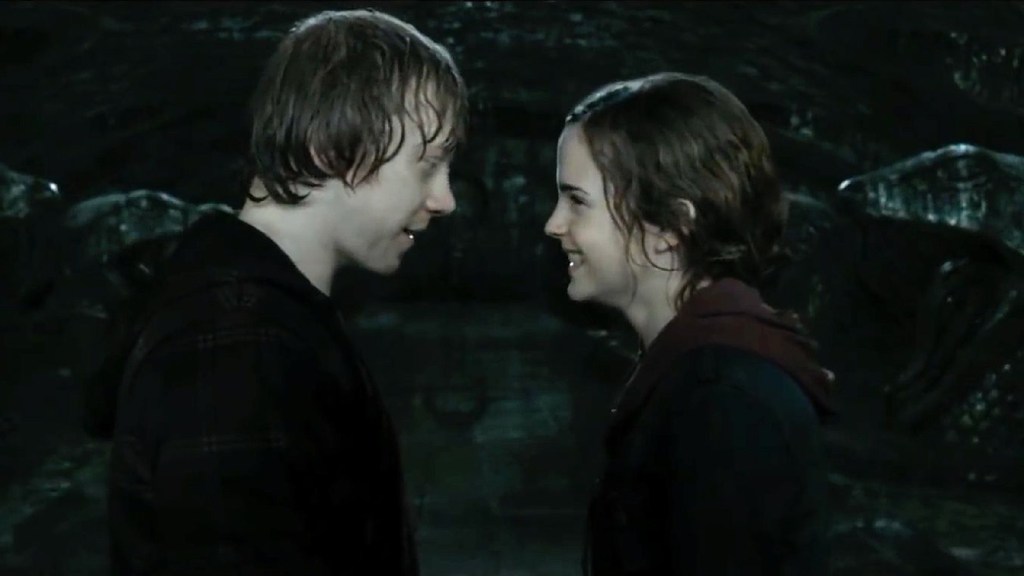 Ron and Hermione in Harry Potter about to kiss